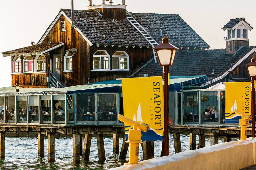 Seaport Village 8 min drive / 25min walk