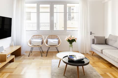 Top performing Airbnb: Luxurious and comfortable apartment in the Carré d 'Or Niçois close to the beaches. in Rue De France