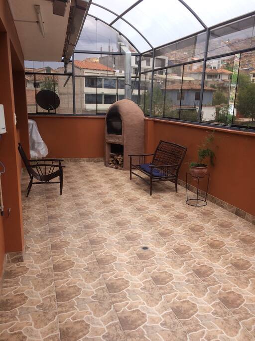 Terraza amplia para descansar y trabajar.