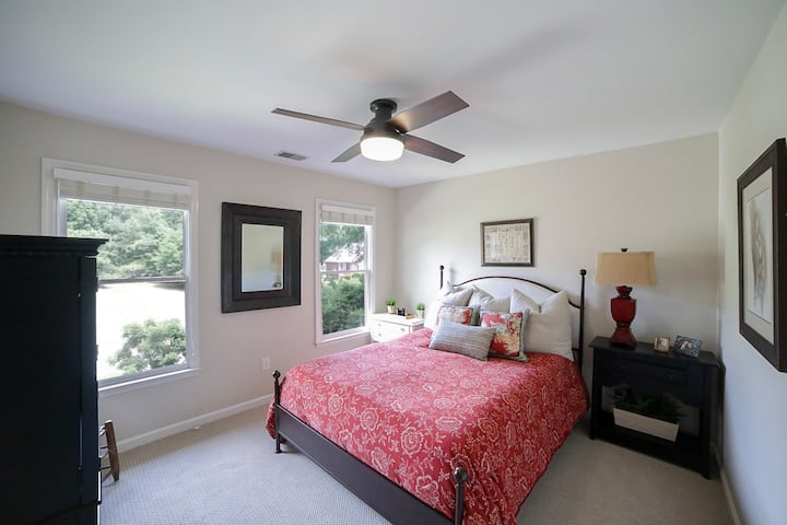 Chumba cha kulala cha ukubwa wa malkia kina uzio kwa ajili ya hifadhi ya ziada.