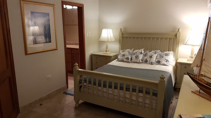 Segundo dormitorio con nuevo colchón queen premium de bolsillo, cerraduras de privacidad, unidad de aire acondicionado separada, 2 ventiladores de techo, armario extra grande, caja fuerte grande para adaptarse a computadoras portátiles de hasta 17pulgadas más una cámara SLR, etc.