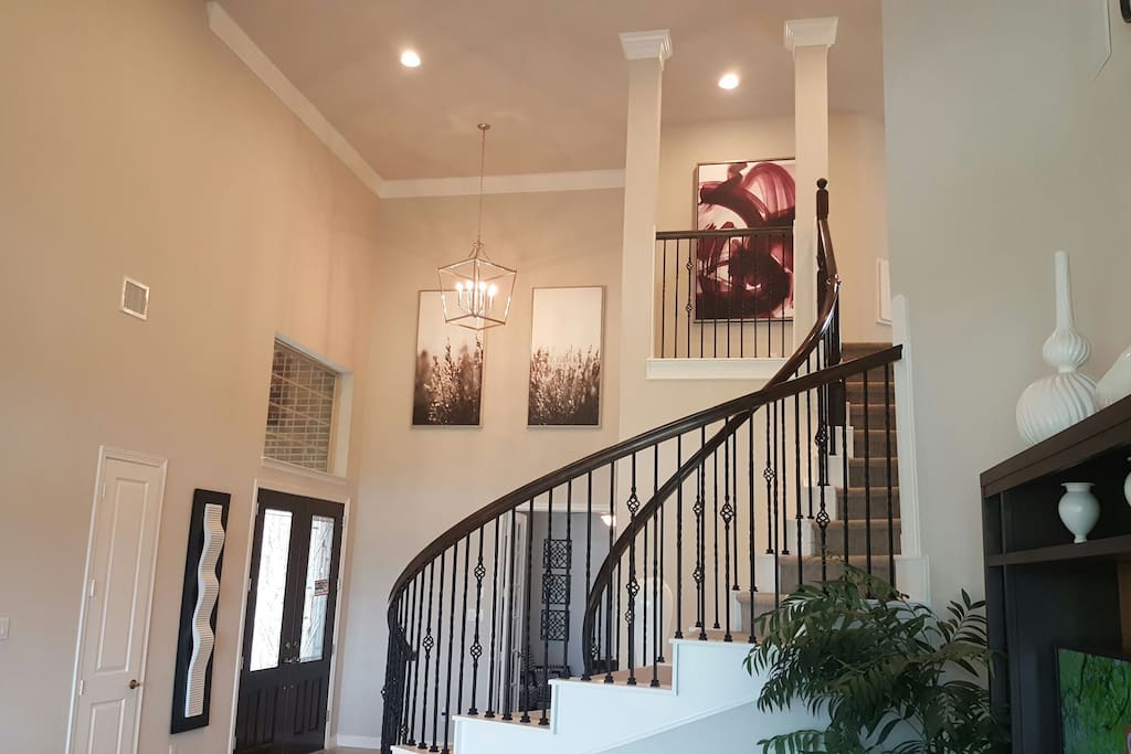 Luxurious 2 story modern home 30 minutes from downtown and Reliant Stadium