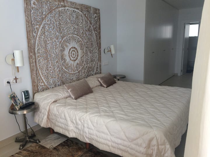 Une chambre double avec salle de bain