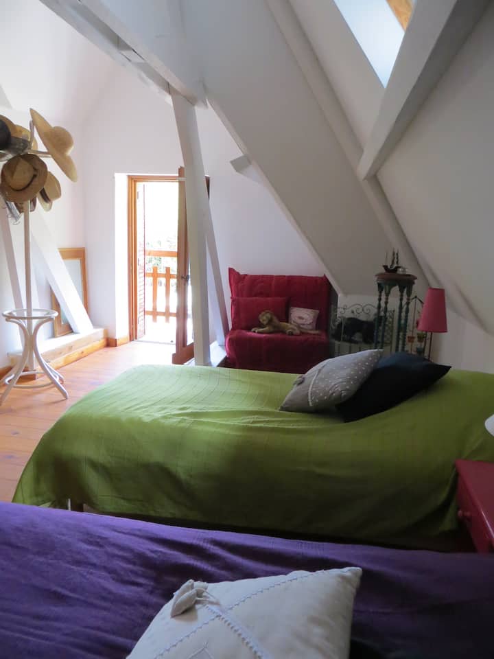 schlafzimmer  mit drei Einzelbetten.