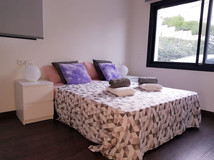 غرفة مزدوجة رئيسية بحمامها الخاص وخزانة ملابس. غرفة نوم رئيسية مع حمام خاص والمشي في مغلقة.  