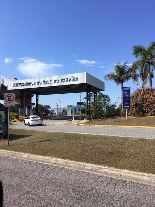 em frente ao portão da univap