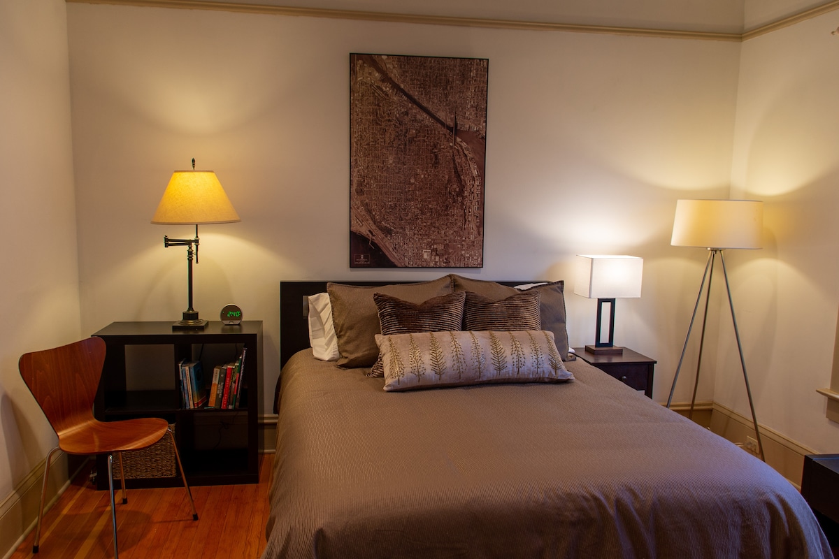 Slaapkamer 1 heeft een queensize bed en is verbonden met de badkamer op de eerste verdieping.