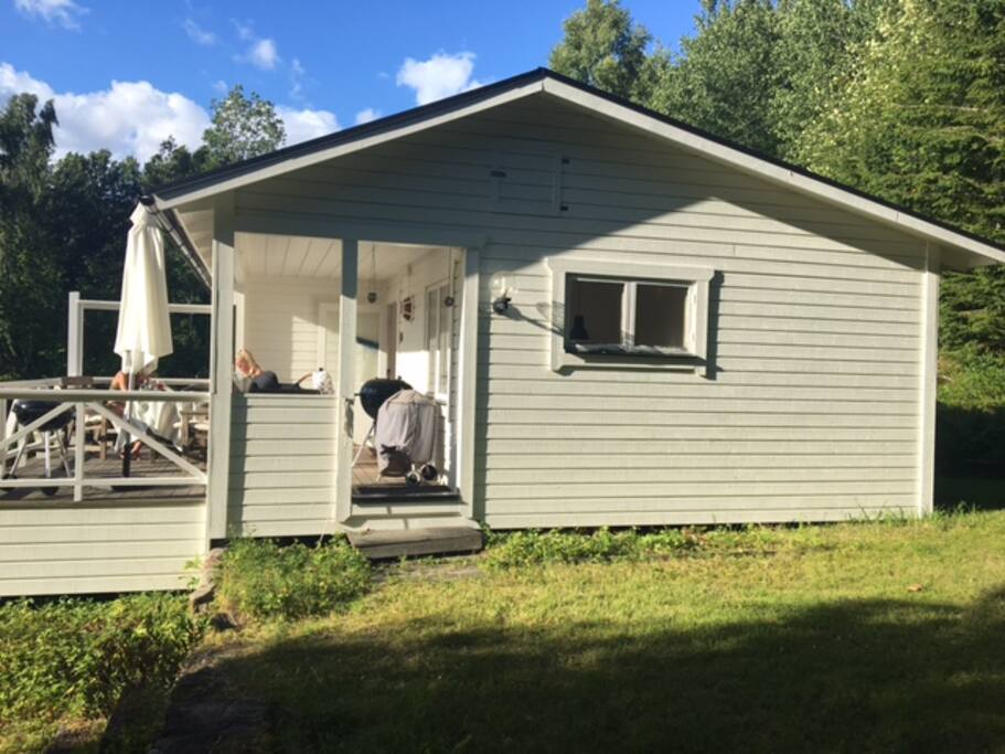 Stugan ligger som sista hus högst upp i ett sommarstugeområde. Inga grannar bakom huset.