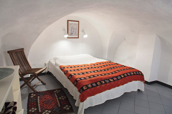 ห้องนอนคู่ชั้นล่างเชื่อมต่อกับซอยด้านนอก อบอุ่นเย็นสบายในช่วงฤดูร้อนและเพดานไม่สูงมาก