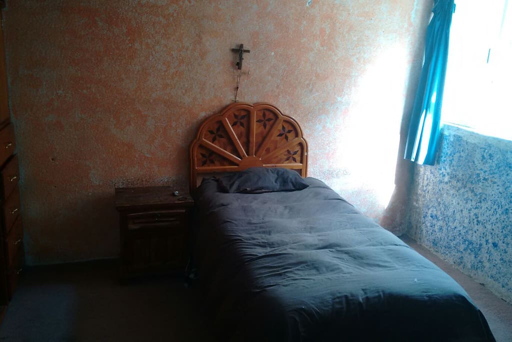 Cuarto limpio y comodo con ventilación sin ruidos, sin molestias, ideal para un buen descanso