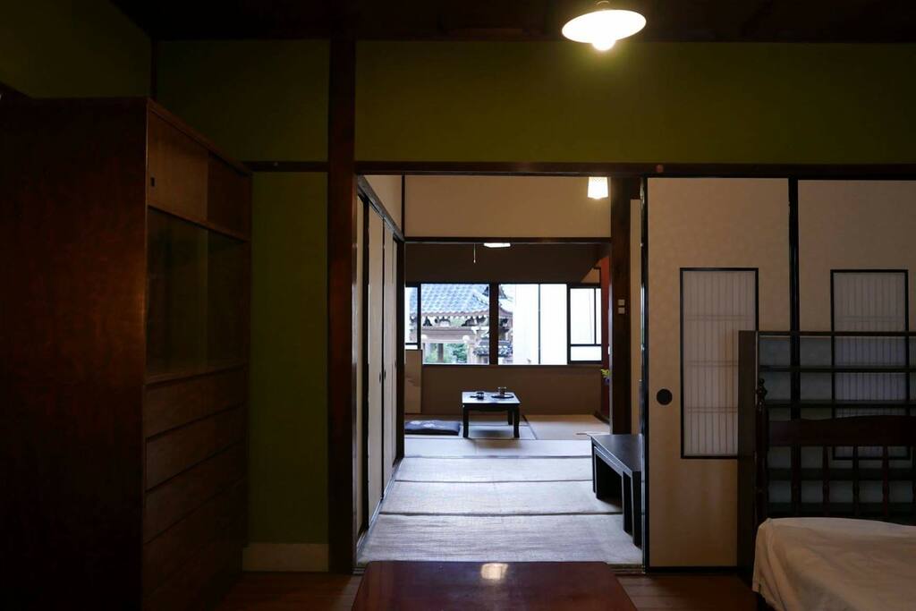 鶯の間より、ふみの間を臨む。窓の外は月照寺