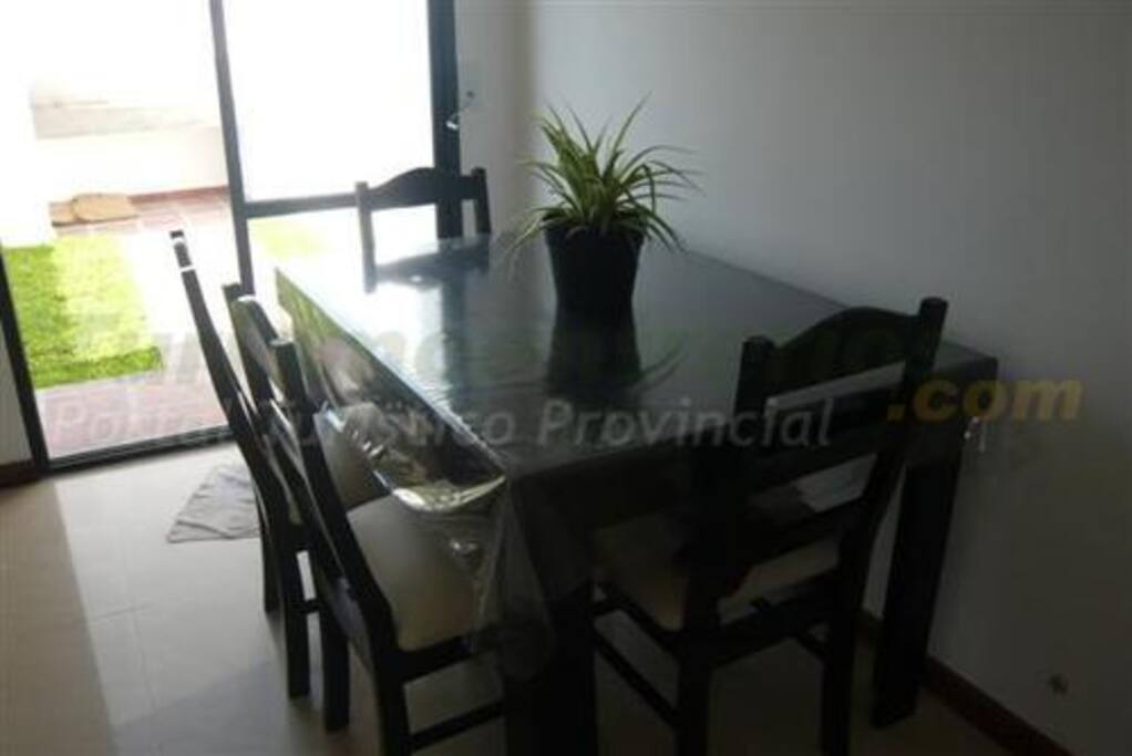 Cocina comedor muy bien iluminada y distribuida.