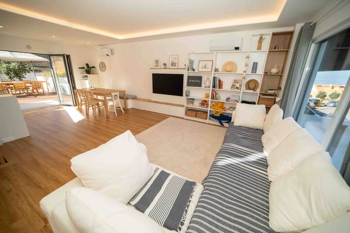 Villa with private garden & pool & sea view gallery image 3