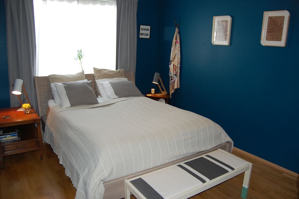 Comfortable tempur pedic queen bed