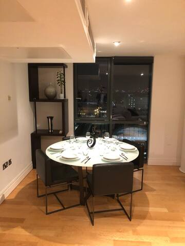 Modern 3-Bedroom Flat with Canal Views-Paddington gallery image 2