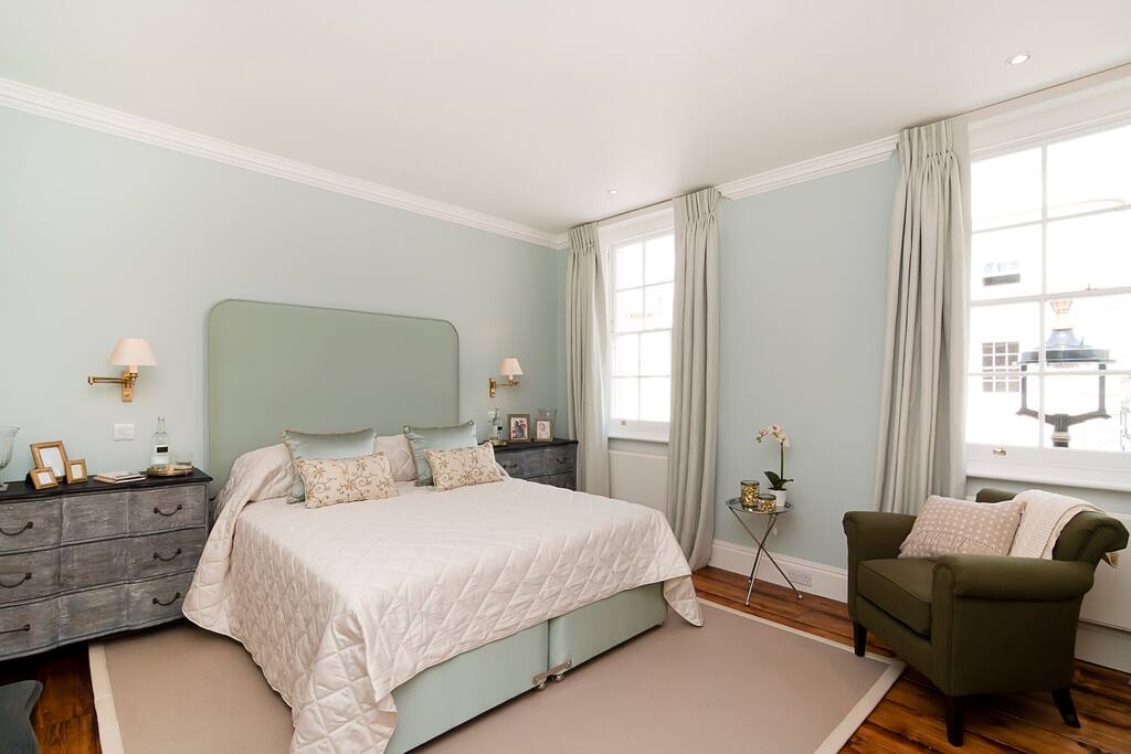 Master Bedroom with 180 x 200 cm bed.