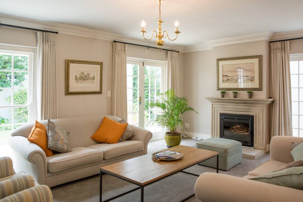 Lovely quiet lounge with fireplace for the winter evenings.