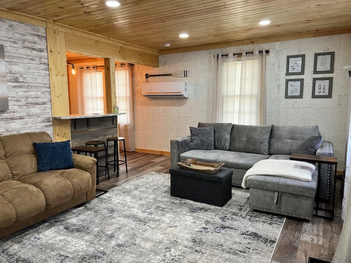 LakeWay Retreat- 4 min from US-41 and The Lake!