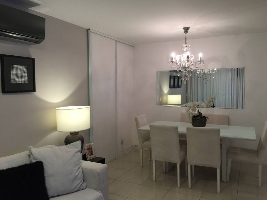Sala com mesa para jantar