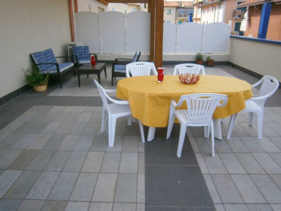 terrazza con tavolo e sedie
