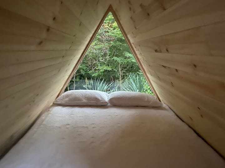 จองสำหรับ 6 คนและรวมห้องนี้แล้ว นี่คือห้องนอนที่ 3 เคบินทรงเอเฟรมขนาดเล็ก  ห้องนี้ไม่ได้รับความร้อนแต่มี Doonas มากมาย ไม่มี PowerPoint ในห้องนี้ 