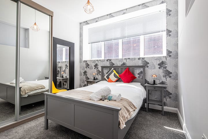 The Banker's Suite. City Centre. Sleeps 6.