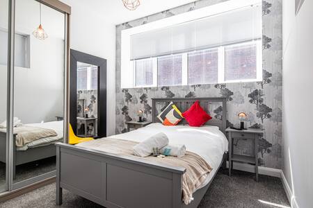 The Banker's Suite. City Centre. Sleeps 6.