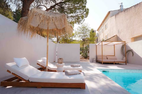 Deluxe 4* apartment with pool near beach