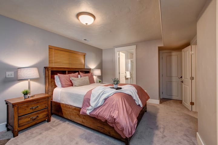 Dormitorio queen en el nivel inferior con baño privado.