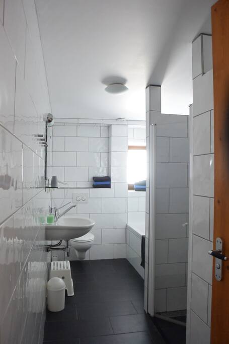 Kamer 1 heeft een badkamer met douche, toilet, bad en wastafel. Een tweede toilet is aanwezig.
