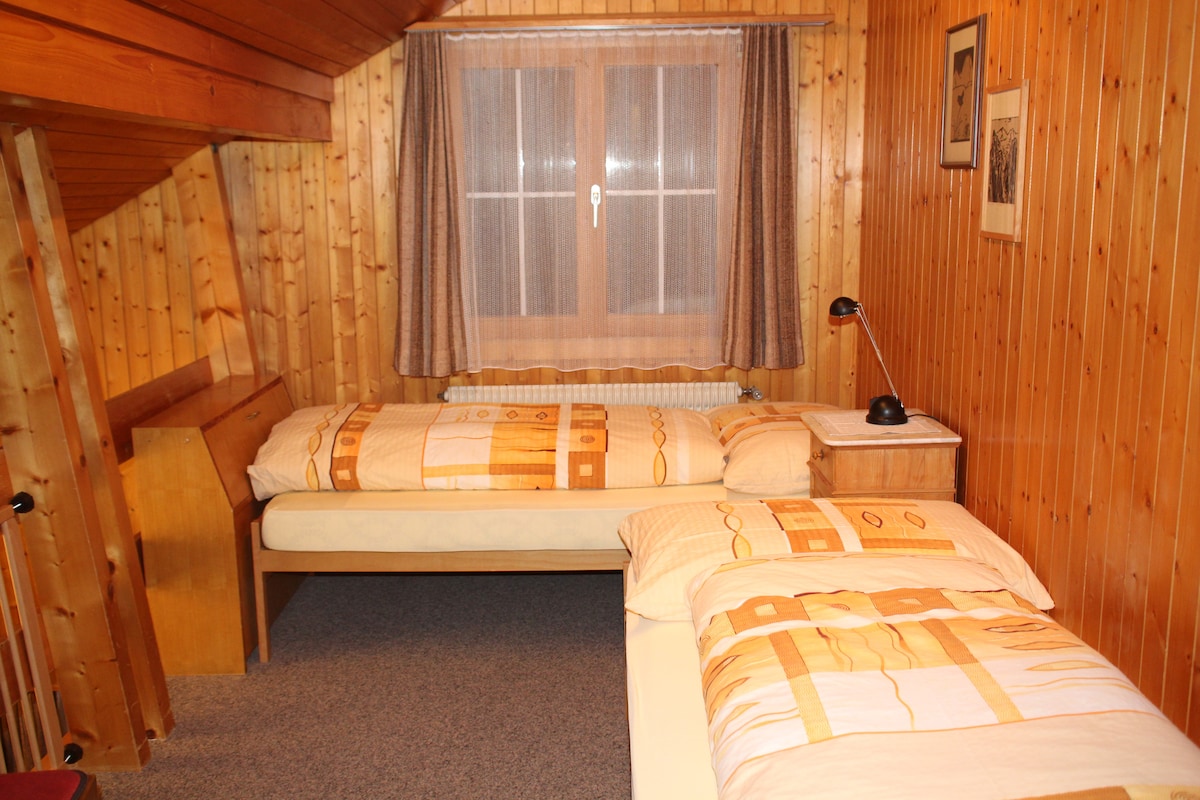 Galerie avec 2 lits. Pour moins de personnes, les lits peuvent être glissés entre eux