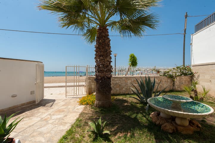 VILLETTA SULLA SPIAGGIA A PORTO CESAREO