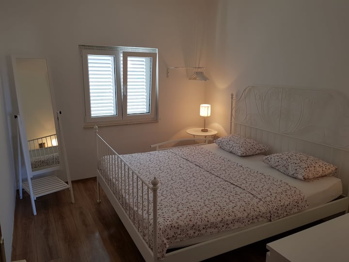 Dormitorio con cama king size
