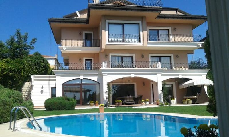 Luxurious Villa for Large Families