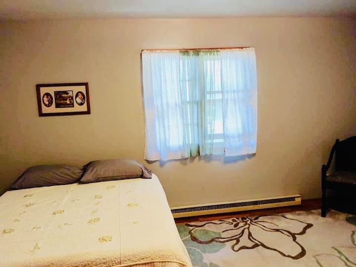 هذا المنزل المكون من غرفتي نوم وحمام واحد سينام بشكل مريح 8 أشخاص. تحتوي كل غرفة نوم كبيرة على سرير ملكي وسرير مزدوج بطابقين كامل.