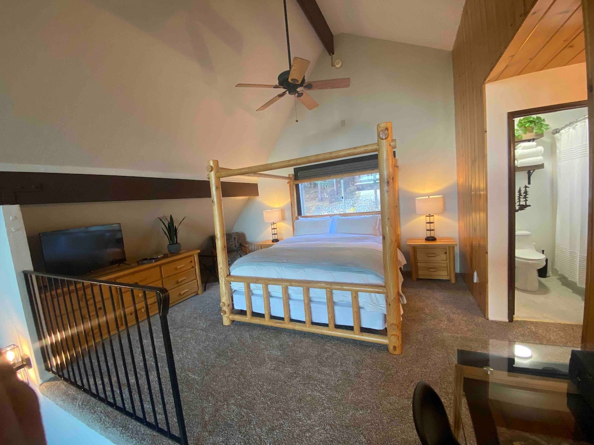 Dhoma #2 Master Loft - Ky lofti ynë kryesor në katin e sipërm që vjen me një Cali King. Ky është një loft i hapur, kështu që vizitorët që qëndrojnë këtu do të kenë një banjë private të plotë, komodinë, tavolinë pune/ambient pune dhe do të shohin nga kati kryesor. 