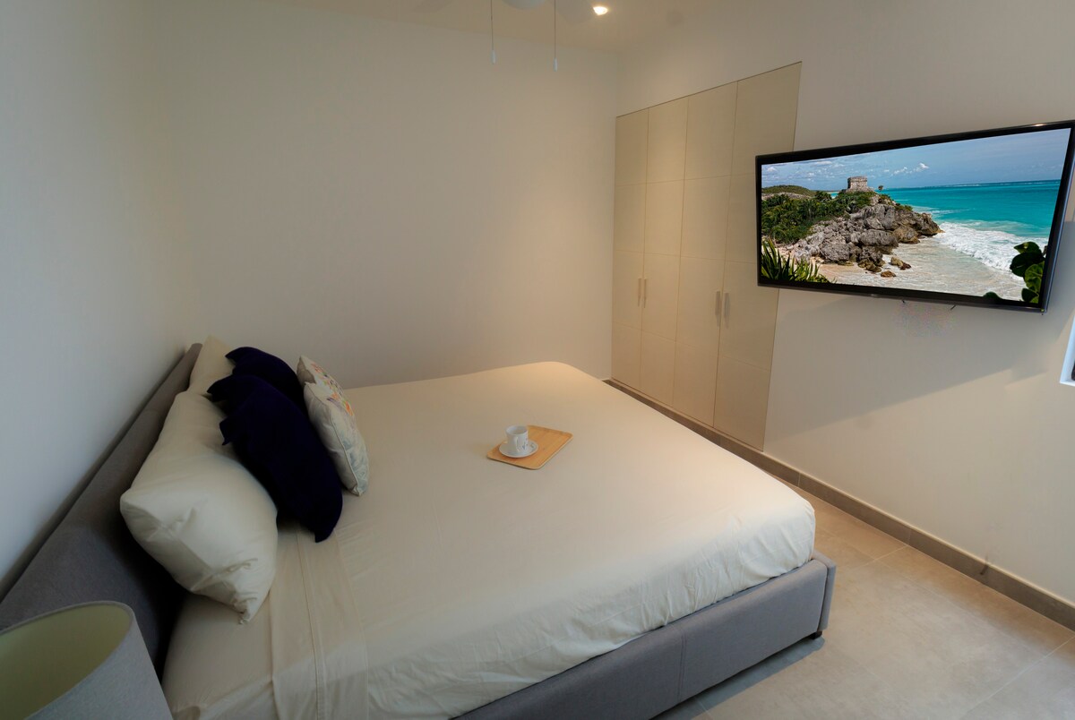 غرفة نوم بحمام خاص وسرير بمقاس كبير