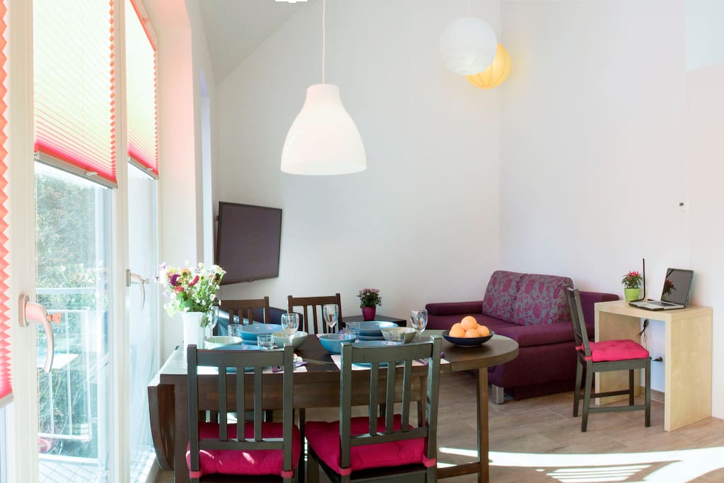 Wohnraum mit gemütlicher Fernsehecke - Living room with cozy TV corner