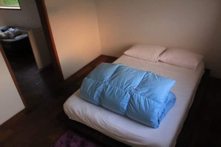 Ორადგილიანი საძინებელი, მკვეთრი პიკის გასასვლელის შალეს ქვედა ნაწილში. Ედრედოუები  სიმწვანის ბუმბულებითაა