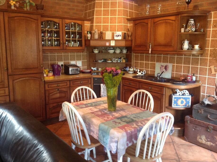 Fully fitted kitchen with concealed built-in fridge & freezer.