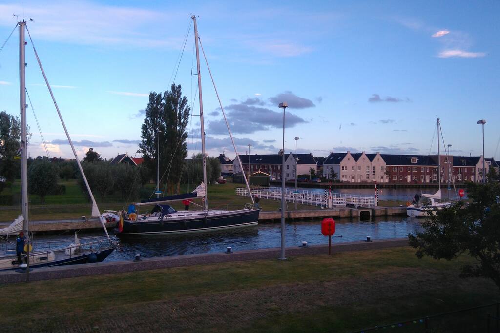 Zeilbootjes in de sluis