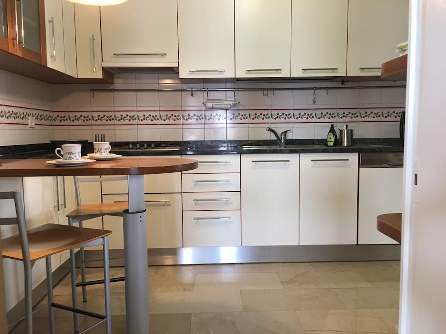 Cucina con piccola zona per la colazione