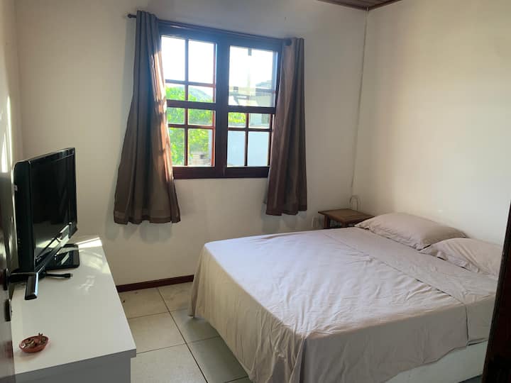 Kitanda cha watu wawili kilicho na kiyoyozi na feni ya dari. 