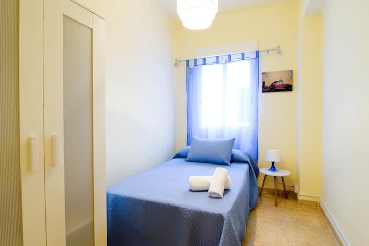 მე-2. საძინებელი 1 ერთადგილიანი საწოლით, ზომით 105x190 სმ. მე-2. Საძინებელი 1 საწოლით 105x190 სმ.