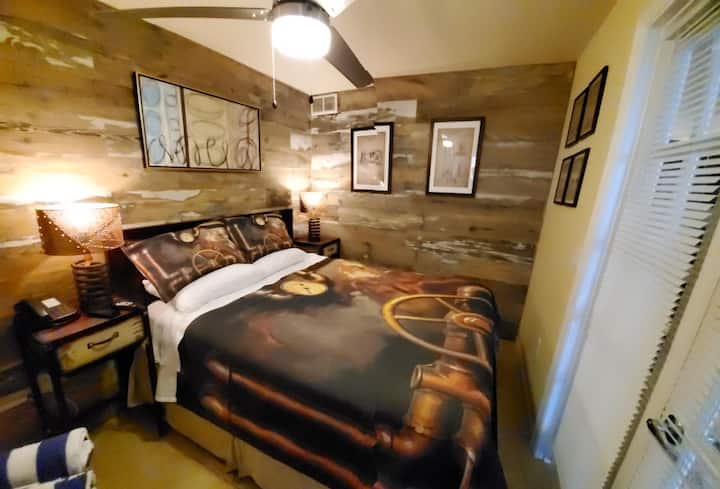 الكثير من الديكور والأثاث المصنوع يدويًا يدويًا مع مجاملة ريفية في جميع الأنحاء