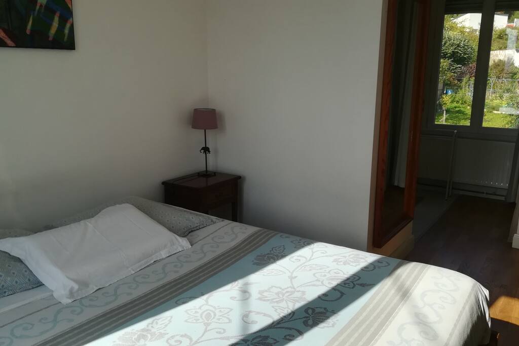 Chambre donnant sur la salle de bain
