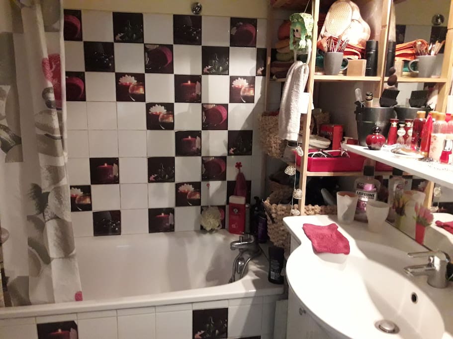salle de bain avec baignoire et wc