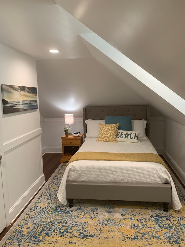 Second bedroom, upstairs (full)