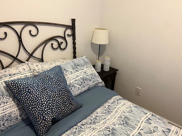 მე-2 საძინებელი სრული ზომის საწოლით ორი ადამიანისთვის