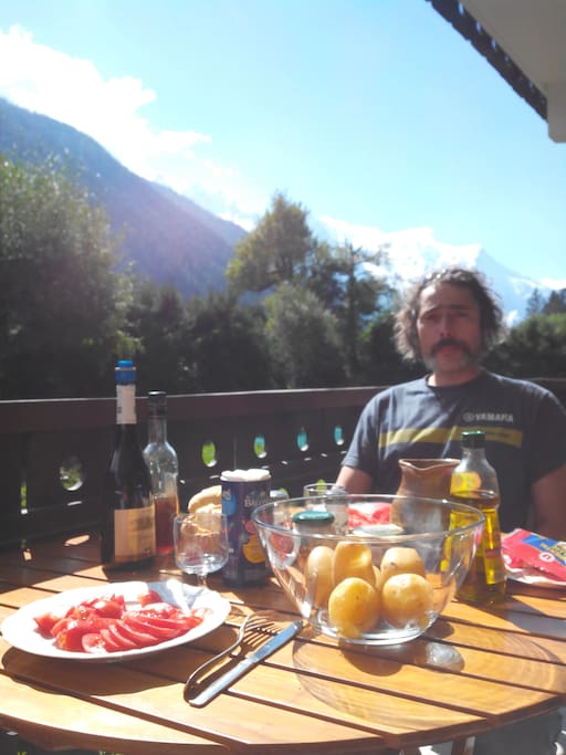 Déjeuner sur la terrasse avec vue sur le Mt Blanc